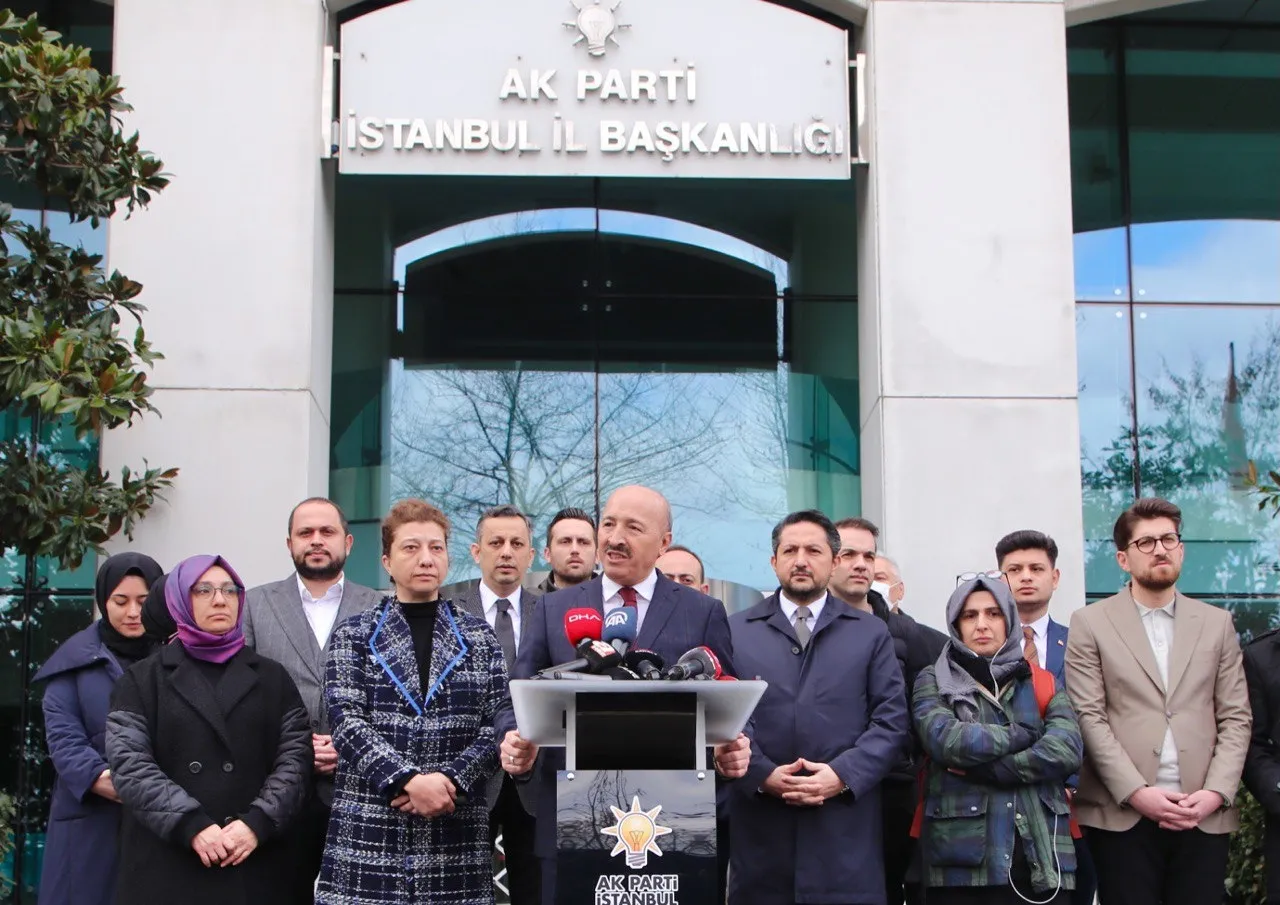 İBB'nin Çırağan Caddesi'ndeki ağaç katliamına tepkiler çığ gibi büyüdü! AK Parti'den sert açıklama: Sessiz mi kalacaksınız!
