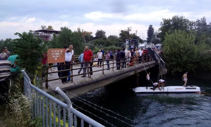Osmaniye’de öğrencileri taşıyan midibüs sulama kanalına devrildi