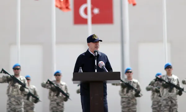 Milli Savunma Bakanı Hulusi Akar Katar’da görevli Mehmetçik ile bir araya geldi