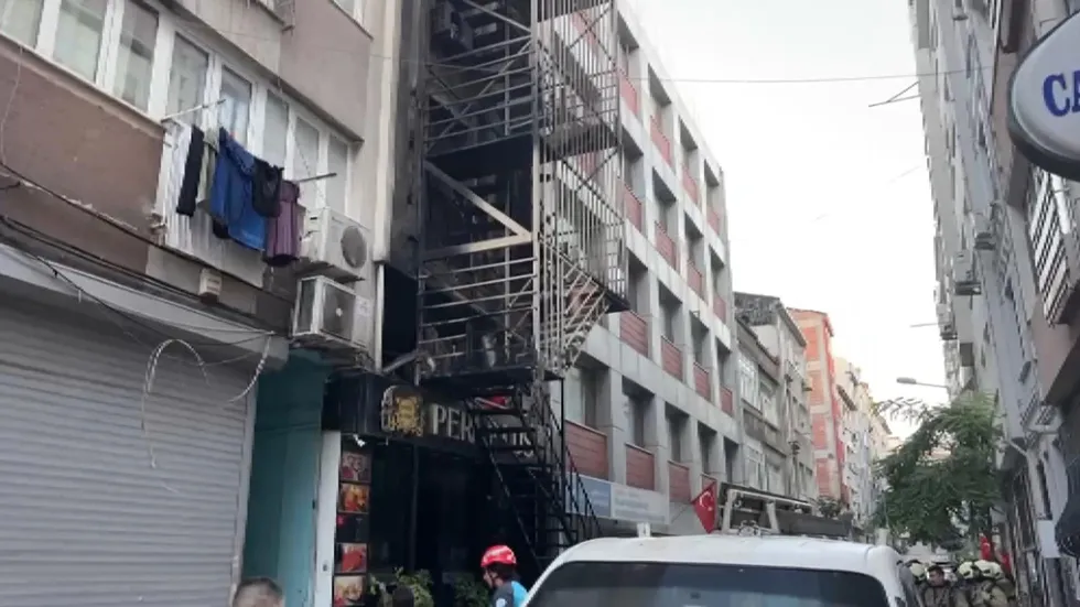 Bakırköy’de 6 katlı otelde korku dolu anlar: Üst katlara sıçrayan yangında 12 kişi yaralandı, 7 kişi tahliye edildi - 2