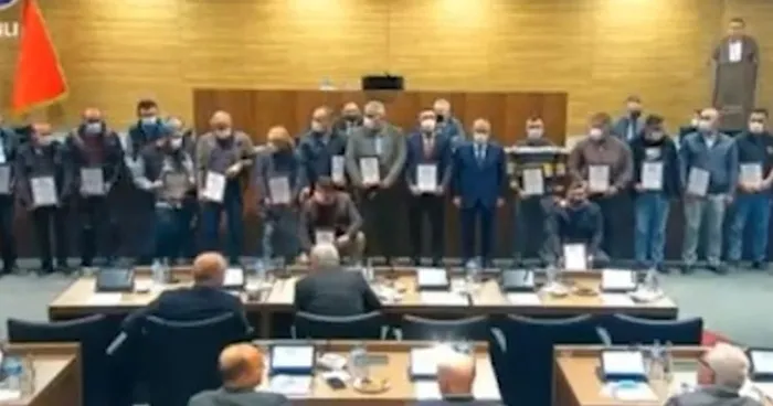 Takkesi ile törene gelen işçiye mobbing! CHP bir kez daha şaşırtmadı - 2
