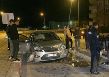 2 otomobil kafa kafaya çarpıştı: 2 yaralı