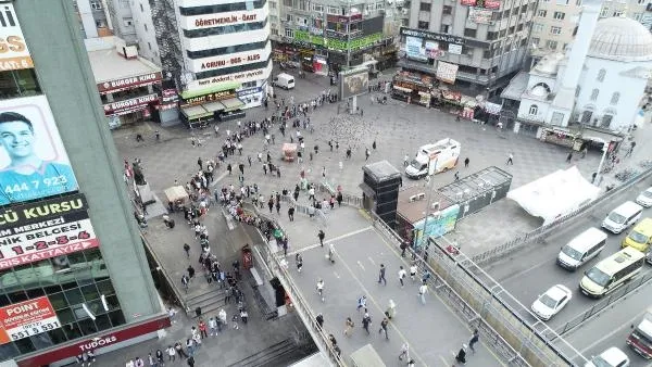 İstanbul Şirinevler'de toplu ulaşım çilesi! Otobüs kuyrukları metrelerce uzadı - 1