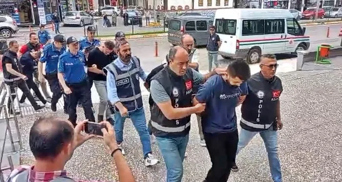 aglarina-dusurdukleri-vatandaslardan-15-milyonluk-vurgun-6-supheli-tutuklandi-1756141238895.jpg FOTOĞRAF: DHA