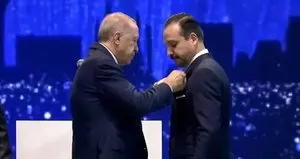 Başkan Erdoğan Zorlu’nun AK Parti rozetini taktı