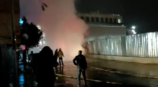 istanbulda-dogal-gaz-borusu-patladi-3-arac-alev-aldi-1674846856422.jpg İstanbul'da doğal gaz borusu patladı: 3 araç alev aldı - 2