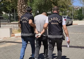 Kendisini polis olarak tanıtıp yaşlı çifti dolandırdı