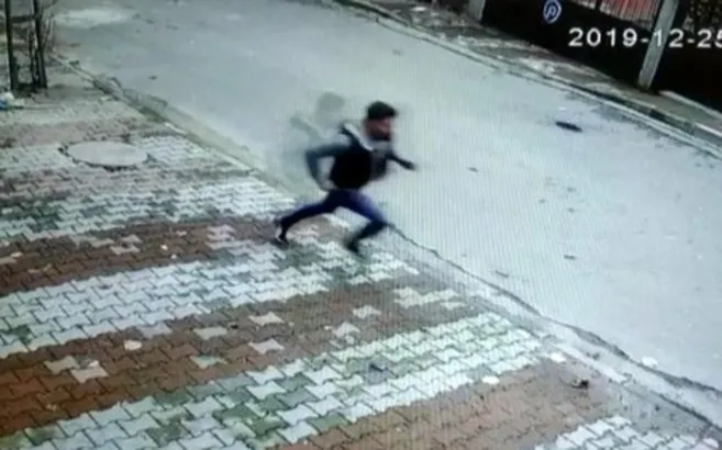 İstanbul’da şoke eden olay! Kadını yerde sürükleyip telefonunu çalan kapkaççının kaçma anı kamerada