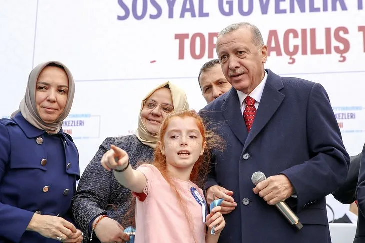 Erdoğan, kendine seslenen kız çocuğunu yanına çağırarak kurdeleyi beraber kesti