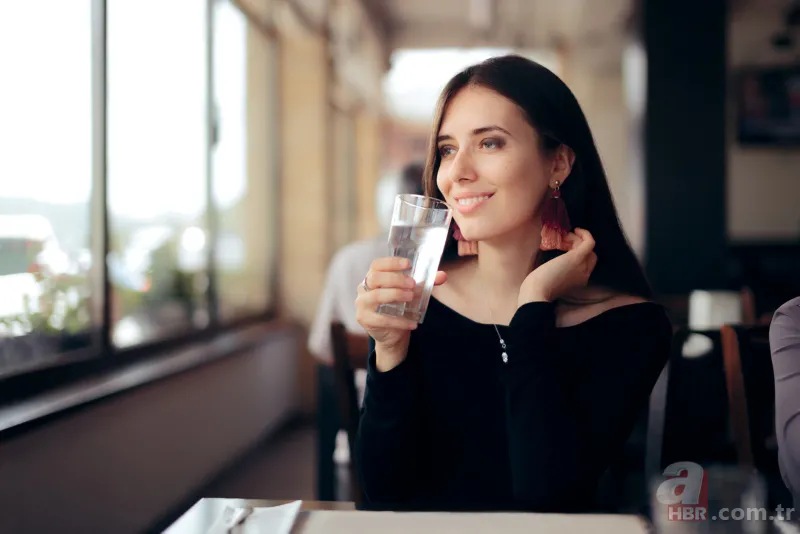Su içerek zayıflamak mümkün mü? Günde kaç bardak su içmeli? Uzman isim uyardı: 8 bardağın altında içiyorsanız... 14