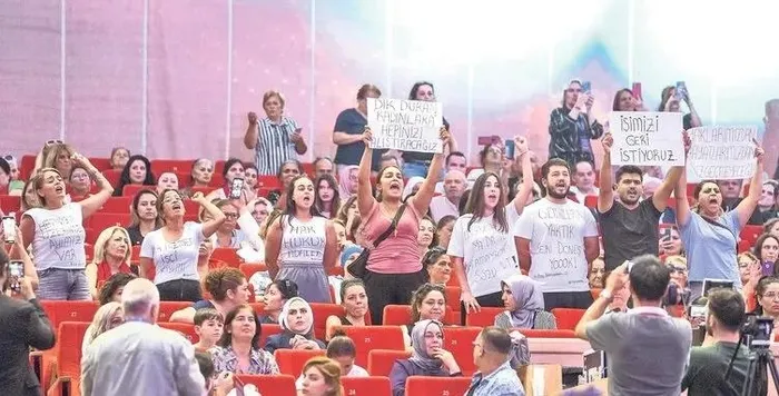 CHP Kadın Kolları Kurultayı’nda büyük skandal! Özgür Özel’in salondan kovduğu işçiler isyan etti