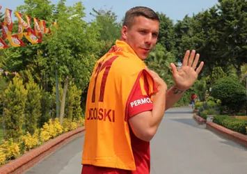 Lukas Podolski'den Volkan Demirel'e gönderme