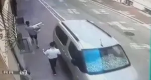 Çatıdan girdiler kapıdan çıktılar! Hırsızlar kamerada