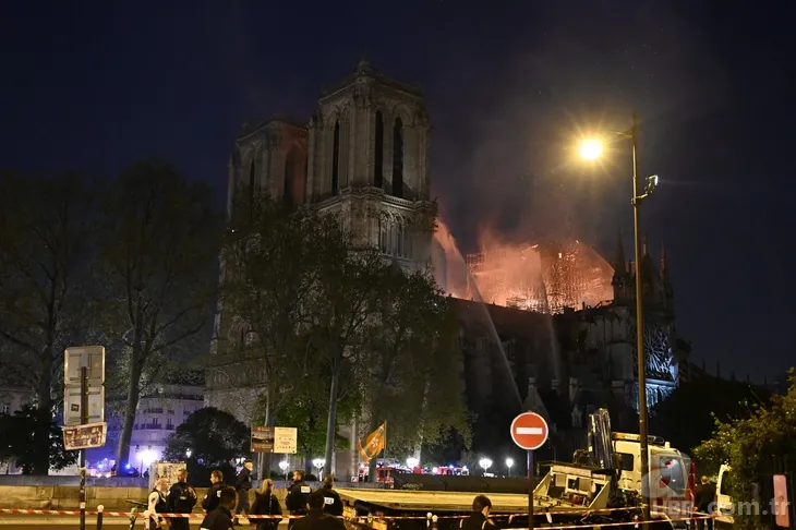 Dünya Notre Dame Katedrali'ndeki yangını konuşuyor!
