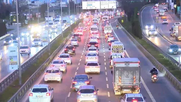 okullar-acildi-istanbul-trafigi-kilitlendi-1707110303607.jpg Okullar açıldı İstanbul trafiği kilitlendi! - 3