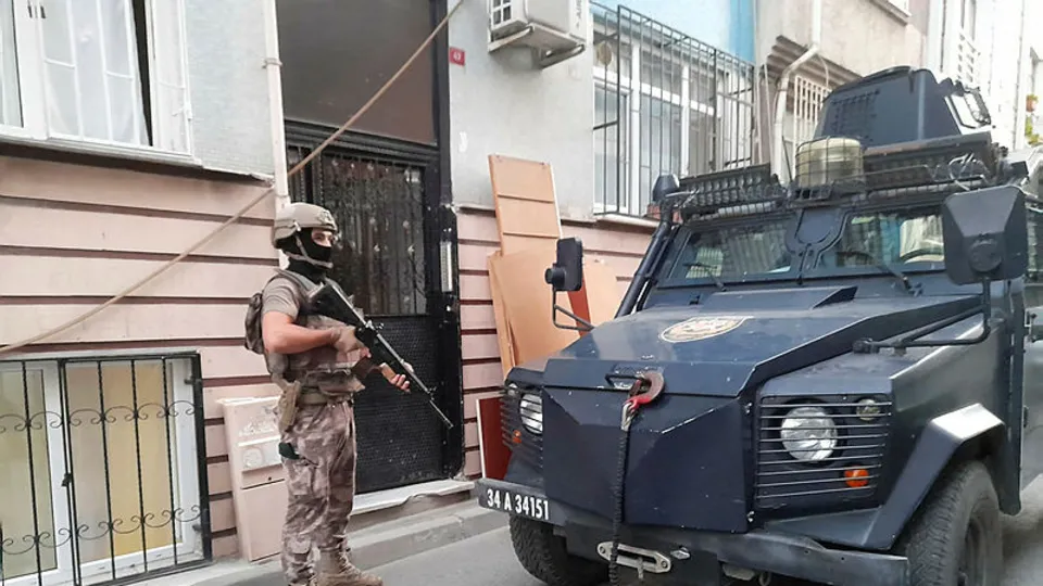 Mahalle abluka altına alındı! İstanbul'da 22 adrese baskın