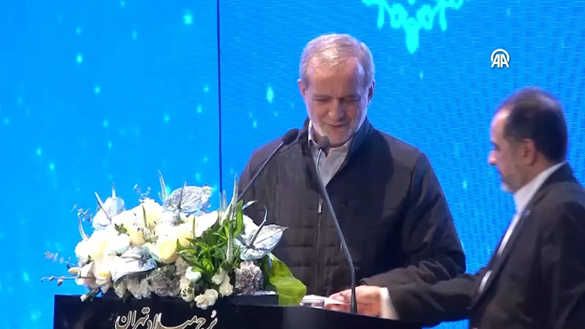 İran Cumhurbaşkanı Mesud Pezeşkiyan Tebriz'de Türkçe şiir okurken bir yetkili tarafından uyarıldı