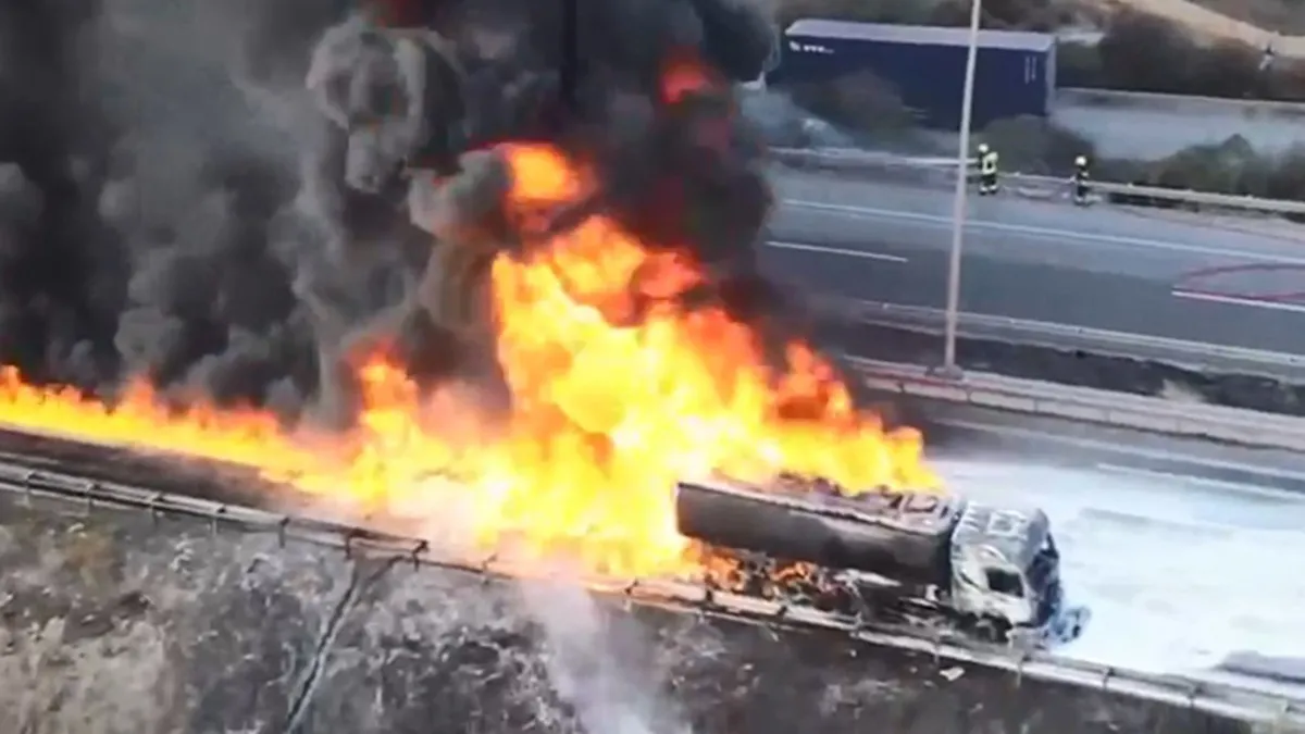 Mersin'de mazot yüklü tanker dehşeti! Gökyüzü kara dumanlar