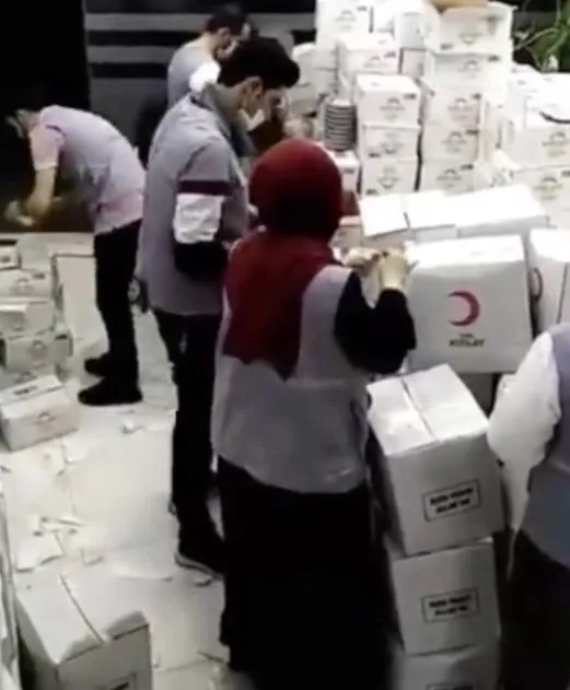 Kızılay'ın yardım kolilerinin açılıp içindeki malzemelerin Suriyeli derneğin kolilerine yerleştirildiği yalanlandı - 1
