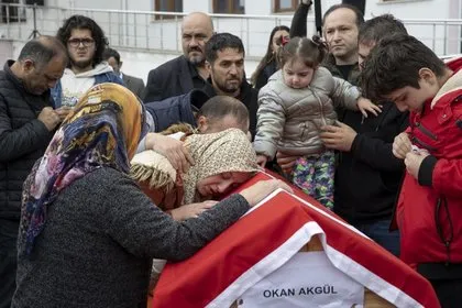 Bartın Amasra’da yürek yakan görüntü! Okan Akgül’ün 2 yaşındaki kızı babasının fotoğrafını böyle gösterdi