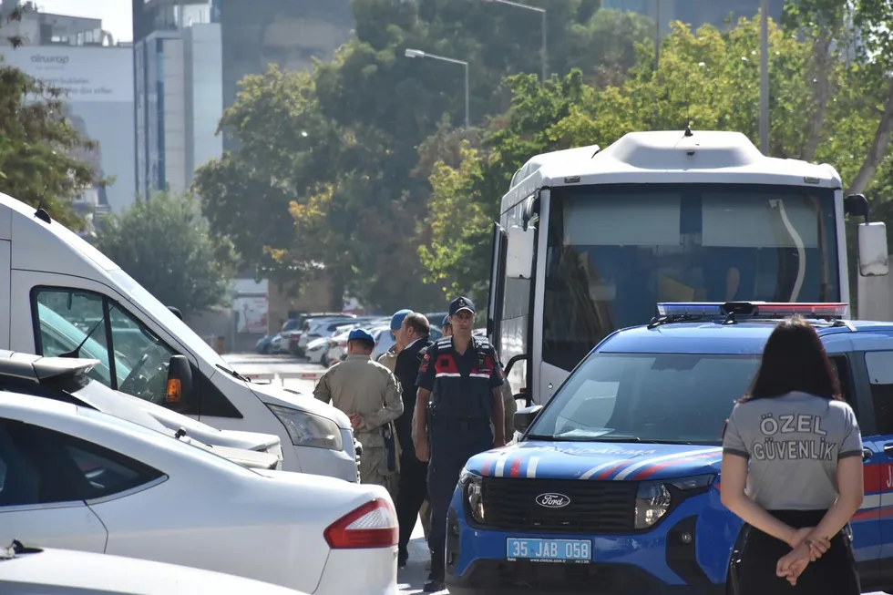 Menderes Belediyesi soruşturmasında 16 şüpheli adliyede - 4