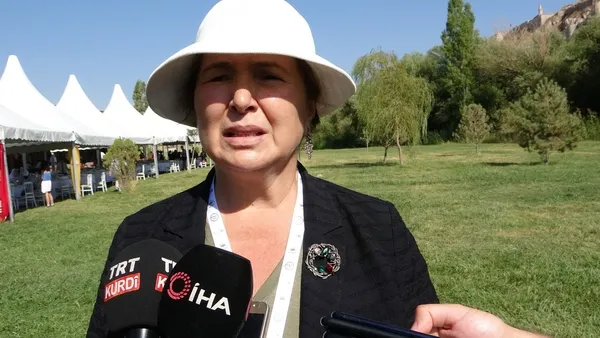 150-buyukelci-ve-diplomat-van-kalesi-onunde-halay-cekti-1629906263498.jpg 150 büyükelçi ve diplomat Van Kalesi önünde halay çekti! - 2