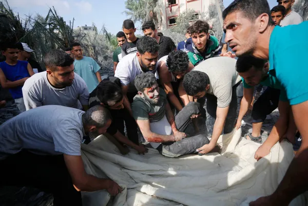 İsrail yardım TIR'larının giriş yaptığı Refah kentini vurdu! Zalimler Kudüs Hastanesi'nin çevresine bomba yağdırdı - 7