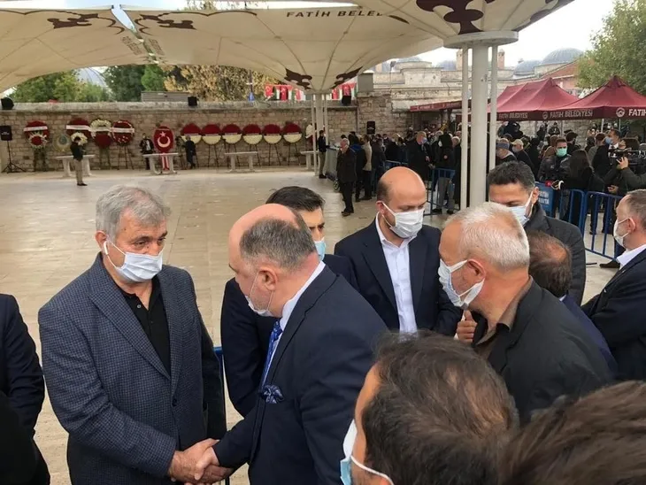 Özdemir Bayraktar son yolculuğuna uğurlandı! Sevenleri Fatih Camii'ne akın etti