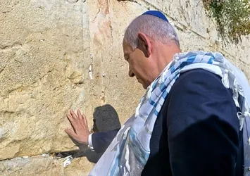 Katil Bibi'den Ağlama Duvarı'nda Trump'a dua: Bıraktığı not dikkat çekti