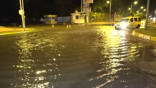 1607915287844.jpg Antalya'da sağanak nedeniyle birçok iş yerini su bastı - 6