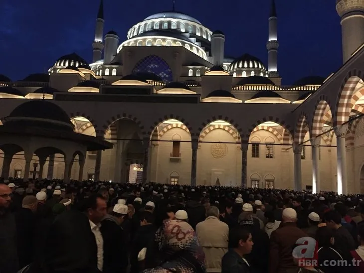 Büyük Çamlıca Camii’nde tarihi kalabalık!