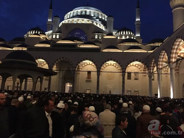 Büyük Çamlıca Camii'nde tarihi kalabalık!