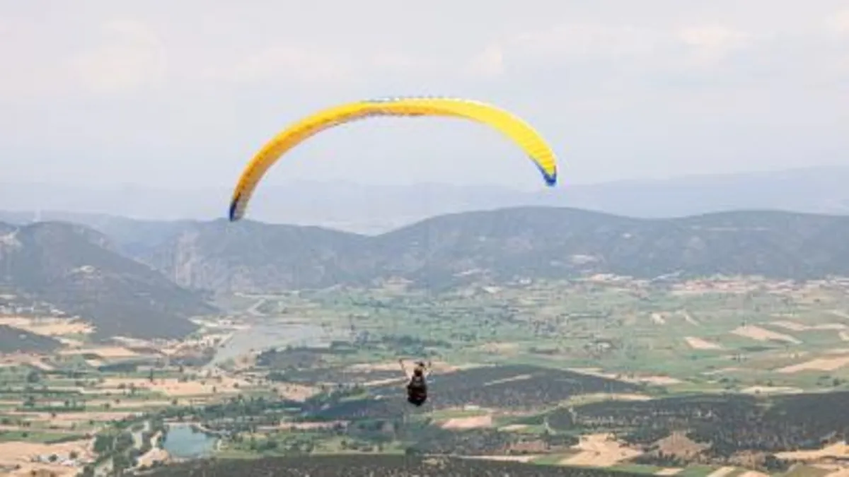 Bilecik'teki Meryem Dağı'nda yamaç paraşütü etkinliği başladı