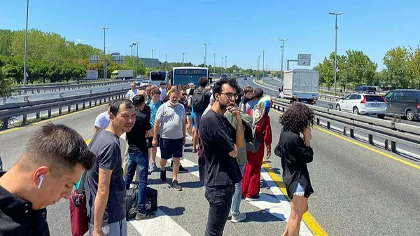 Küçükçekmece metrobüs çilesi! Arıza yaptı, vatandaş yolda kaldı - 3