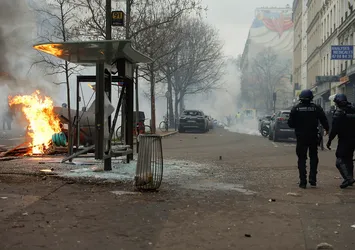 Fransız basını Paris'in savaş alanına çeviren PKK'yı değil Türkiye'yi hedef gösterdi! İşte Fransızların alçak manşetleri