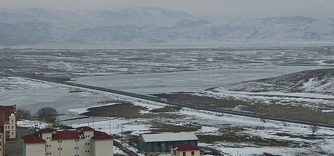 Bingöl’deki Kale Göleti’nin yüzeyi soğuk havanın etkisiyle buz tuttu
