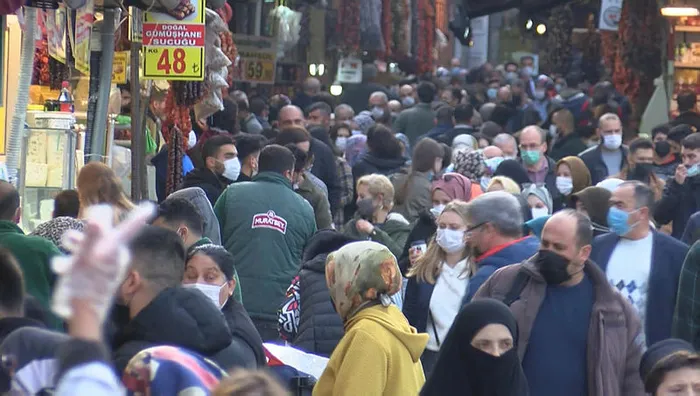 Son dakika: Hafta sonu kısıtlaması öncesi İstanbul'da trafik kilit! Eminönü'nde korkutan yoğunluk - 3