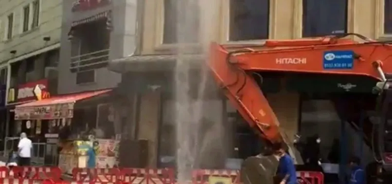 Üsküdar'da İSKİ'den büyük skandal! İş makinesi su borusunu patlattı