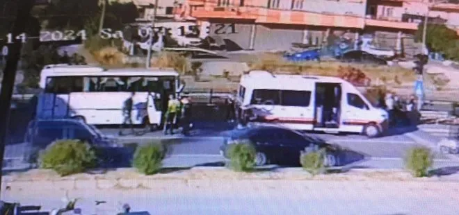 Servis aracı tur minibüsüne çarptı: 3 yaralı Yaya geçidindeki kaza anı güvenlik kamerasına yansıdı