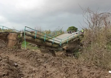 Manisa'da köprü yıkıldı dere yataklarında heyelan oldu