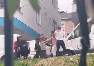 Kardeş kavgasında sopa ve bıçaklar havada uçuştu!