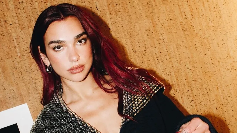 Yanından ayırmıyor! Dua Lipa'nın çantasından çıkanlar şaşırttı
