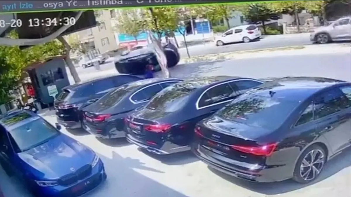Önce refüje sonra ağaca çarpıp takla attı! Yaya son anda kurtuldu