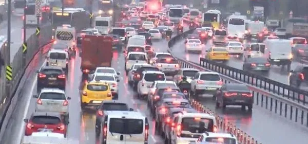 İstanbul'da trafik kilitlendi! Yüzde 70'e ulaştı - 2