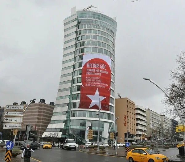 ABD Büyükelçiliği karşısındaki dev afişte terörle mücadele mesajı - 1