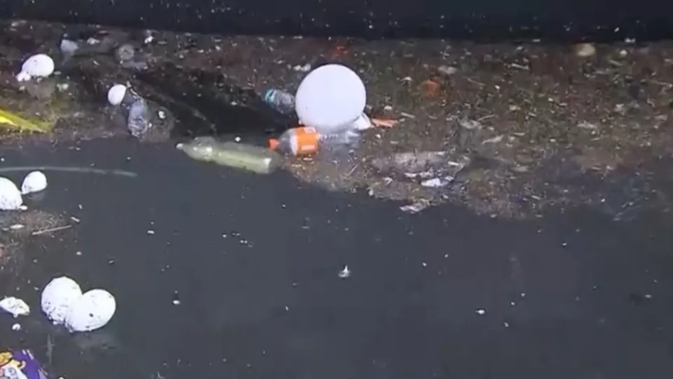 Haliç’te çöpler birikti, suyun rengi değişti