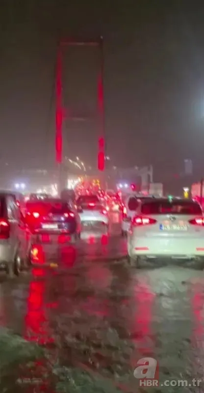 İstanbul’da beklenen yağış başladı! Şimşekler geceyi aydınlattı 3