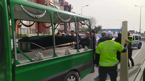 1650959972121.jpg Bakırköy'de feci kaza! Bariyerlere çarpan motosikletli metrelerce savruldu - 1