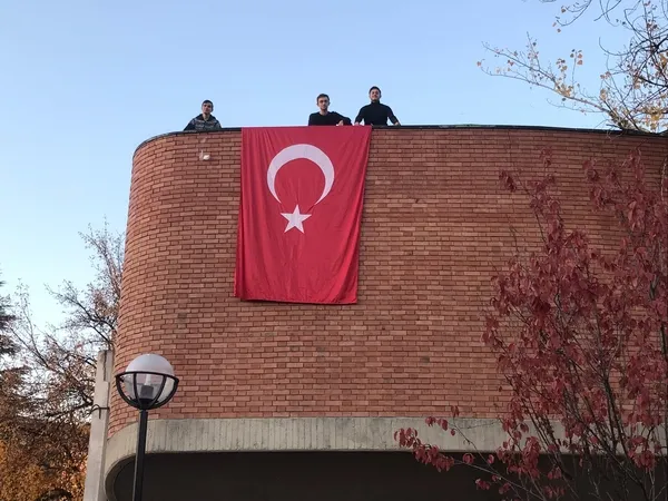 Türk gençleri ODTÜ'deki skandala geçit vermedi! İftara dolu paçavra indirildi yerine Türk bayrağı asıldı - 3