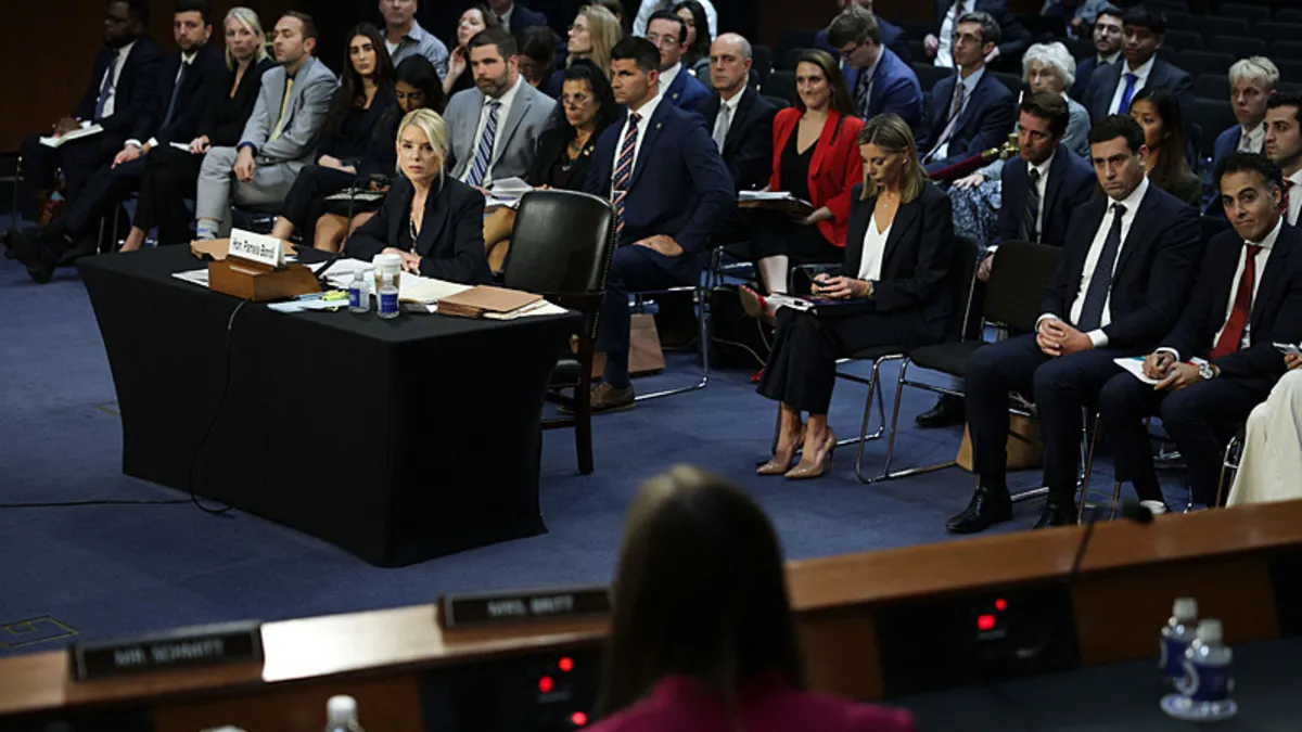 Trump'ın Adalet Bakanı Bondi Senato'da sorguda! Epstein soruları terletti!